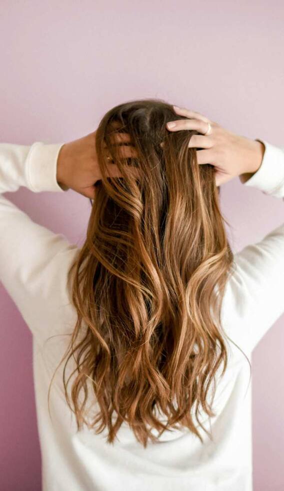 किस विटामिन की कमी से झड़ने लगते हैं बाल?