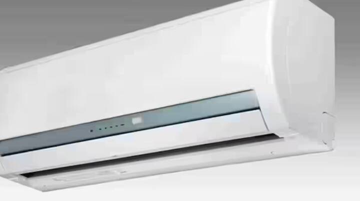 ਅਕਸਰ ਲੋਕ ਏਸੀ ਨੂੰ ਬਹੁਤ ਉੱਚਾ ਲਗਾਉਂਦੇ ਹਨ, ਯਾਨੀ ਇਸਨੂੰ ਛੱਤ ਨਾਲ ਚਿਪਕਾ ਕੇ ਲਗਵਾਉਂਦੇ ਹਨ। ਇਦਾਂ ਕਰਨ ਨਾਲ ਠੰਡੀ ਹਵਾ ਕਮਰੇ ਵਿੱਚ ਸਹੀ ਢੰਗ ਨਾਲ ਨਹੀਂ ਫੈਲ ਸਕਦੀ ਅਤੇ ਠੰਢਕ ਪ੍ਰਭਾਵਿਤ ਹੁੰਦੀ ਹੈ। ਇਸ ਲਈ, ਏਸੀ ਨੂੰ ਹਮੇਸ਼ਾ ਛੱਤ ਤੋਂ ਥੋੜ੍ਹੀ ਦੂਰੀ 'ਤੇ ਲਗਾਓ।