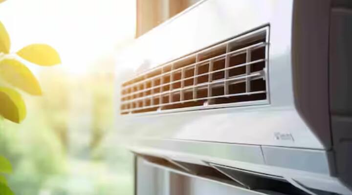 ਜਾਣਕਾਰੀ ਲਈ ਤੁਹਾਨੂੰ ਦੱਸ ਦਈਏ ਕਿ ਇੱਕ ਆਮ ਕਮਰੇ ਵਿੱਚ, ਫਰਸ਼ ਤੋਂ ਲਗਭਗ 7 ਤੋਂ 8 ਫੁੱਟ ਦੀ ਉਚਾਈ 'ਤੇ ਸਪਲਿਟ ਏਸੀ ਲਗਾਉਣਾ ਸਭ ਤੋਂ ਸਹੀ ਮੰਨਿਆ ਜਾਂਦਾ ਹੈ। ਇਸ ਉਚਾਈ 'ਤੇ ਏਸੀ ਠੰਡੀ ਹਵਾ ਨੂੰ ਵਧੇਰੇ ਪ੍ਰਭਾਵਸ਼ਾਲੀ ਢੰਗ ਨਾਲ ਫੈਲਾ ਸਕਦਾ ਹੈ ਅਤੇ ਕਮਰੇ ਨੂੰ ਜਲਦੀ ਠੰਡਾ ਕਰ ਸਕਦਾ ਹੈ।