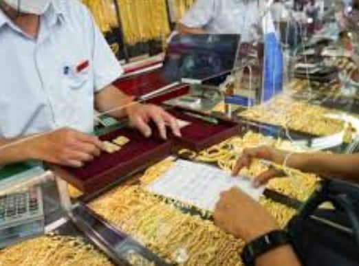 યુએસ ટેરિફ લાદવા અને વધતા વેપાર યુદ્ધને કારણે સોનાના ભાવમાં  ઘટાડો થયો હતો. સવારે સોનાની કિંમતમાં 1600 રૂપિયાનો ઘટાડો થયો હતો, જેણે રોકાણકારોને મોટો આંચકો આપ્યો હતો. નિષ્ણાતો કહે છે કે રોકાણકારો અન્ય અસરગ્રસ્ત એસેટમાં થયેલા નુકસાનની ભરપાઈ કરવા માટે સોનું વેચી રહ્યા છે, જેના કારણે તેના ભાવમાં સતત ઘટાડો થવાની સંભાવના છે.