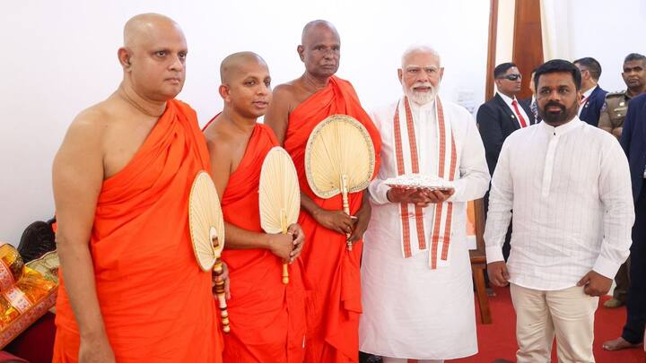 PM Modi also met Ven Pallegama Hemarathana Nayake Thera, Chief Incumbent of the Great Eight Buddhist Shrines for a warm discussion. (X@narendramodi)