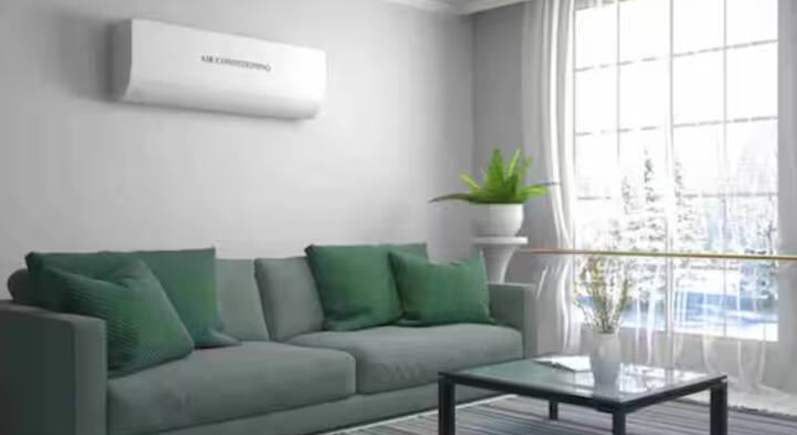 ਦੇਸ਼ ਵਿੱਚ ਗਰਮੀਆਂ ਦਾ ਮੌਸਮ ਸ਼ੁਰੂ ਹੋ ਗਿਆ ਹੈ। ਅਜਿਹੀ ਸਥਿਤੀ ਵਿੱਚ, ਲੋਕ ਆਪਣੇ ਘਰਾਂ ਵਿੱਚ ਗਰਮੀ ਤੋਂ ਬਚਣ ਲਈ ਏਸੀ ਯਾਨੀ ਏਅਰ ਕੰਡੀਸ਼ਨਰ ਦੀ ਵਰਤੋਂ ਕਰਦੇ ਹਨ। ਪਰ ਕਈ ਵਾਰ ਏਸੀ ਲਗਾਉਣ ਤੋਂ ਬਾਅਦ ਵੀ ਉਨ੍ਹਾਂ ਦਾ ਕਮਰਾ ਚੰਗੀ ਤਰ੍ਹਾਂ ਠੰਡਾ ਨਹੀਂ ਹੁੰਦਾ ਹੈ। ਇਸ ਪਿੱਛੇ ਕਈ ਕਾਰਨ ਹੋ ਸਕਦੇ ਹਨ। ਸਭ ਤੋਂ ਵੱਡਾ ਕਾਰਨ ਏਸੀ ਦਾ ਸਹੀ ਉਚਾਈ 'ਤੇ ਨਾ ਲਗਾਇਆ ਜਾਣਾ ਹੈ। ਅਜਿਹੀ ਸਥਿਤੀ ਵਿੱਚ, ਘਰ ਵਿੱਚ ਏਸੀ ਲਗਾਉਣ ਤੋਂ ਪਹਿਲਾਂ ਇਨ੍ਹਾਂ ਗੱਲਾਂ ਦਾ ਧਿਆਨ ਰੱਖਣਾ ਜ਼ਰੂਰੀ ਹੈ। ਜੇਕਰ ਏਸੀ ਗਲਤ ਉਚਾਈ 'ਤੇ ਲਗਾਇਆ ਜਾਂਦਾ ਹੈ, ਤਾਂ ਇਸ ਦੀ ਕੂਲਿੰਗ 'ਤੇ ਮਾੜਾ ਅਸਰ ਪੈ ਸਕਦਾ ਹੈ ਅਤੇ ਬਿਜਲੀ ਦੀ ਖਪਤ ਵੀ ਵੱਧ ਸਕਦੀ ਹੈ। ਇਸ ਲਈ ਭਾਵੇਂ ਤੁਸੀਂ ਵਿੰਡੋ ਏਸੀ ਖਰੀਦਦੇ ਹੋ ਜਾਂ ਸਪਲਿਟ ਏਸੀ, ਇੰਸਟਾਲੇਸ਼ਨ ਦੌਰਾਨ ਕੁਝ ਮਹੱਤਵਪੂਰਨ ਗੱਲਾਂ ਨੂੰ ਧਿਆਨ ਵਿੱਚ ਰੱਖਣਾ ਜ਼ਰੂਰੀ ਹੈ।