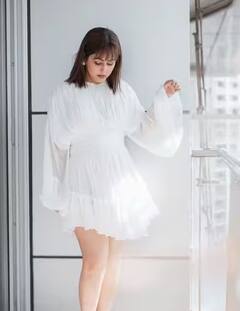 કેન્સર સામેની જંગ વચ્ચે વ્હાઇટ શોર્ટ ડ્રેસમાં ગિના ખાને આપ્યા કિલર પોઝ