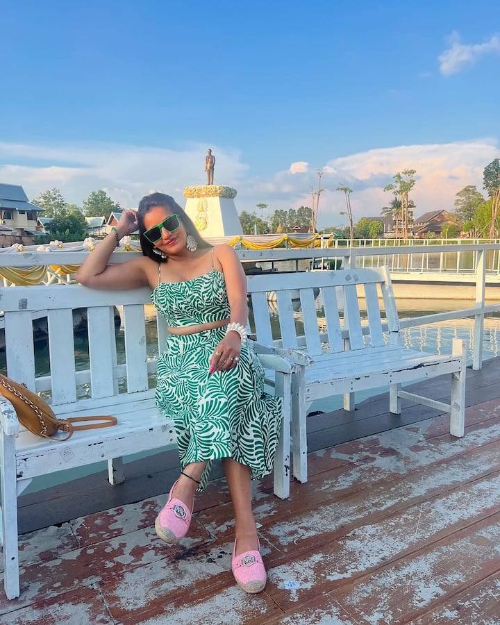 इस दौरान उन्होंने अपने बालों को हाफ क्लच किया हुआ था. वहीं आंखों पर चश्मा लगाए वे खूब जच रही थीं.