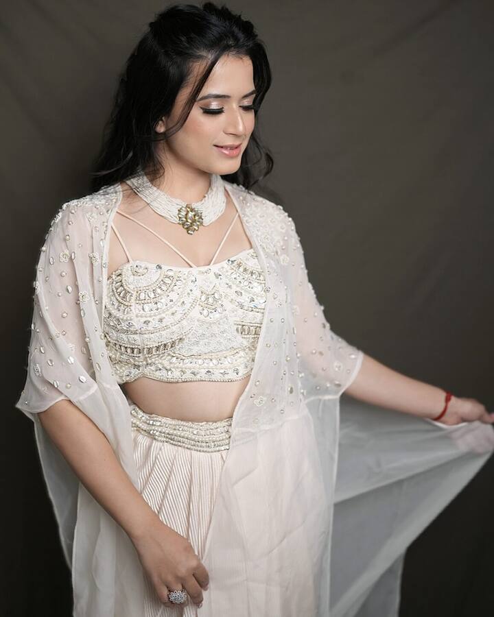या नव्या लुकसोबत तिने मोत्याचा चोकर घातला आहे.