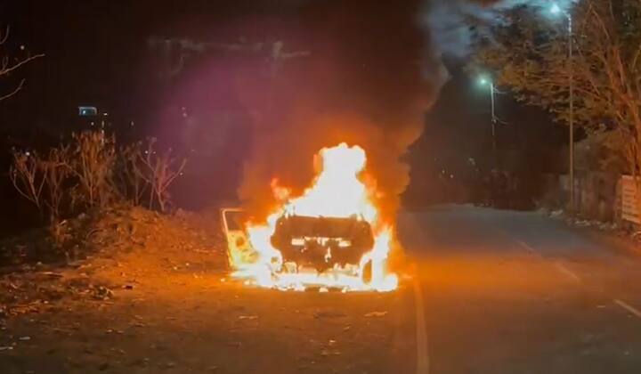 गोरक्षण संस्थानच्या अगदी बाजूच्या रोडवर शॉर्ट सर्किटमुळे कार जळाली.