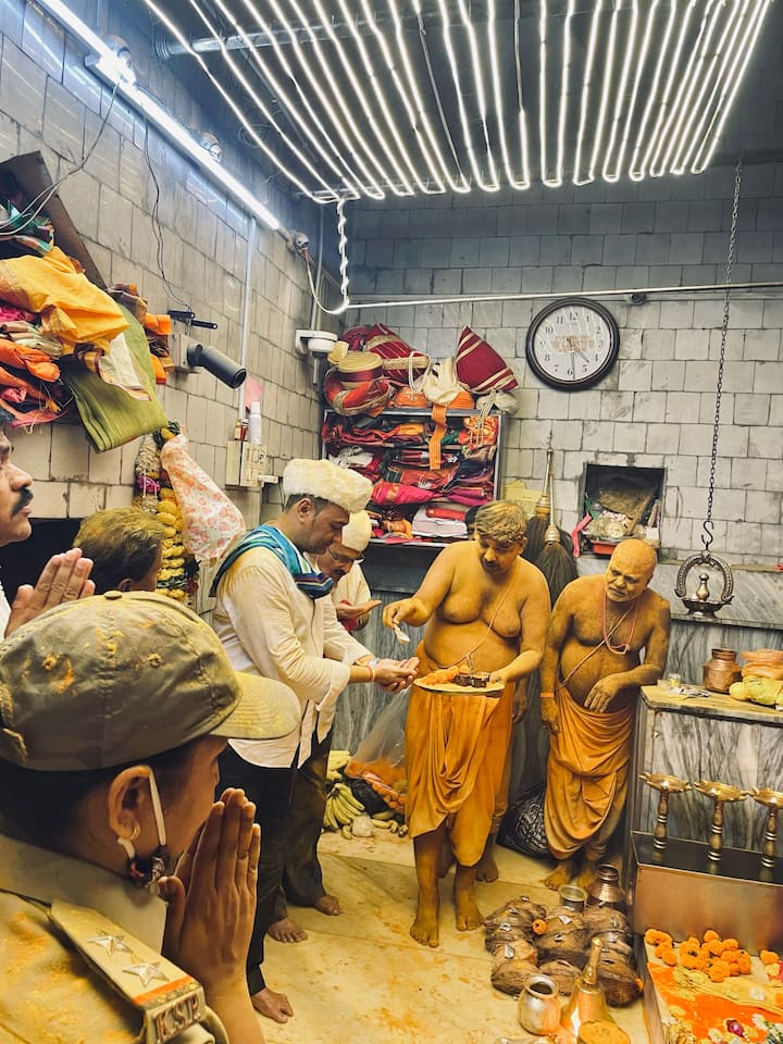 मार्तंडदेव मंदिर समितीचे अध्यक्ष श्रीमंत विक्रांतसिंह पवार देसाई सरकार यांच्या हस्ते खंडोबाची विधीवत पूजा करण्यात आली.