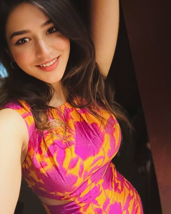 షార్ట్ ఫిల్మ్​ నుంచి హీరోయిన్​గా చేసి.. తర్వాత బిగ్​ స్క్రీన్​పై హీరోయిన్​గా మారింది. మంచి హిట్స్ కూడా అందుకుంది కానీ.. అవకాశాలు మాత్రం అంతగా దక్కలేదు.  (Image Source : Instagram/Priyanka Jawalkar)