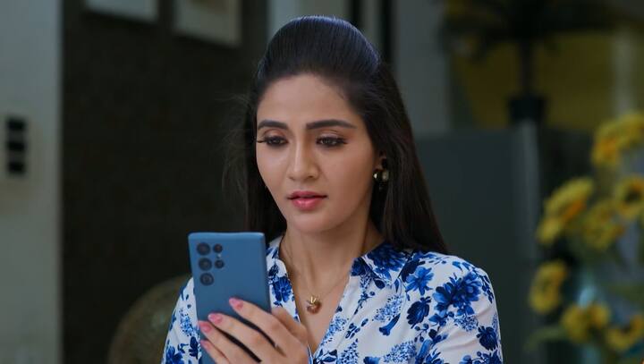 గౌతమ్​తో దీపతో మాట్లాడి.. జ్యోకి ఫినిష్డ్​ అంటూ మెసేజ్ చేస్తాడు. దీంతో జ్యో సంతోషపడుతుంది. ఇద్దరు బయట కలవాలని అనుకుంటారు. (Image Credit: jio+ Hotstar)