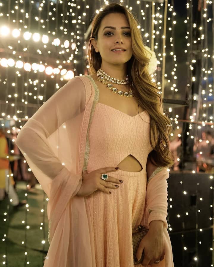 Anita made an identity among the audience with TV shows like 'Saas Bhi Kabhi Bahu Thi', 'Kasam Se'. After this, Anita became famous from house to house through 'Naagin-3'. This was the period when she was considered to be the highest fee actress in the TV industry.