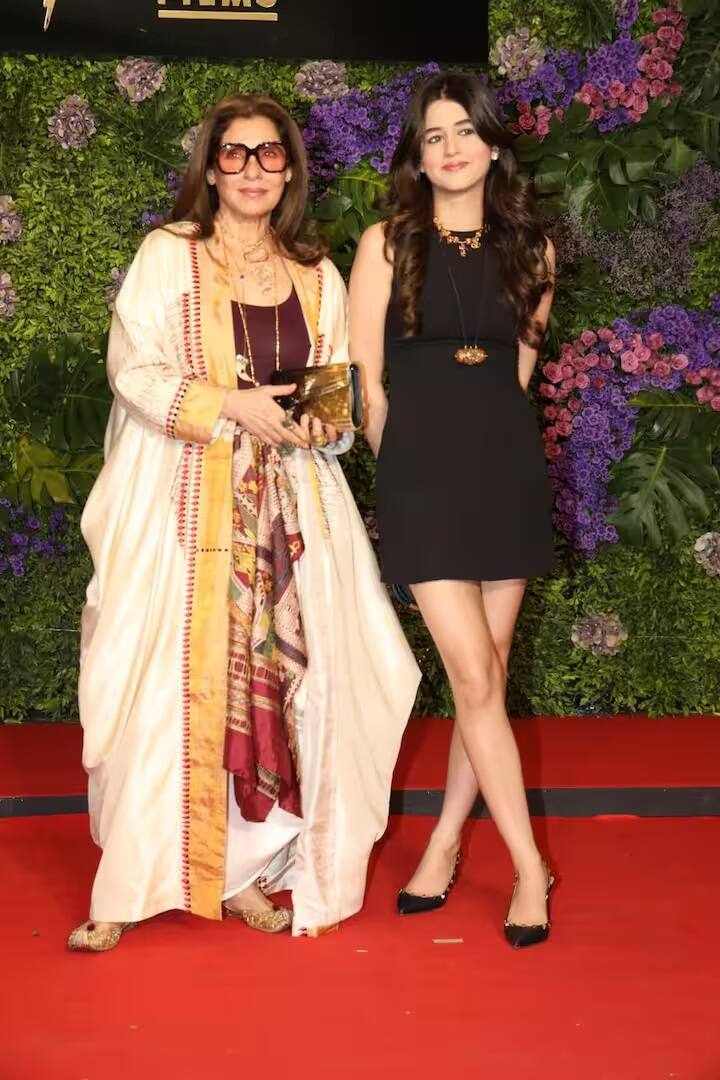 નાઓમિકા સરન ડિમ્પલની નાની દીકરી રિંકી ખન્નાની દીકરી છે. પાર્ટીમાં ડિમ્પલ સફેદ રંગના એથનિક ડ્રેસમાં જોવા મળી હતી.