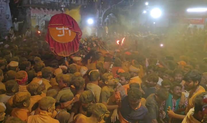 यावेळी खंडोबाच्या दर्शनासाठी लाखो भाविकांनी हजेरी लावली.