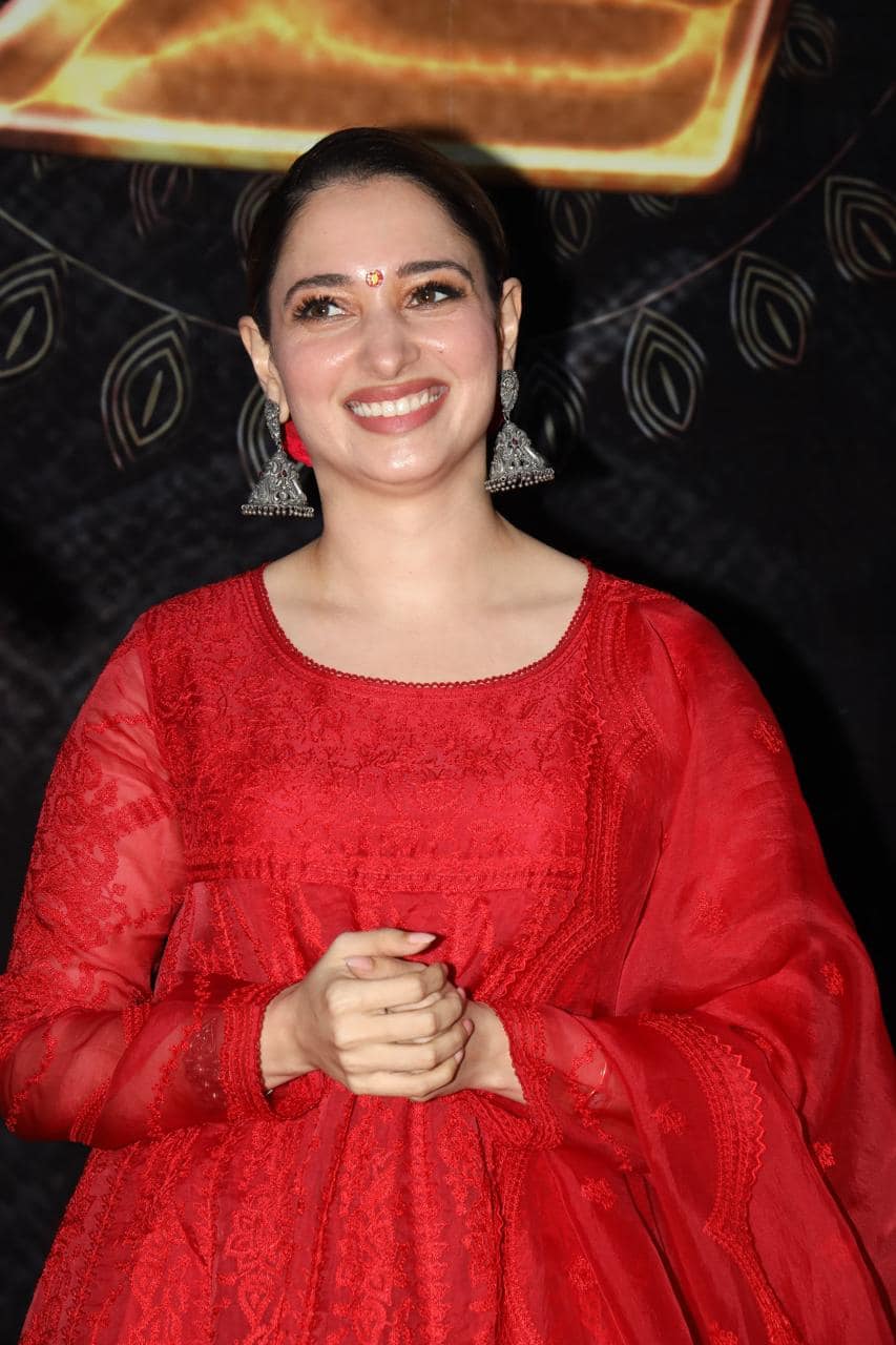 Odela 2 Trailer: 'ओडेला 2' का ट्रेलर आउट, लाल सूट और बालों में गुलाब का गजरा लगाकर लॉन्च इवेंट में पहुंचीं तमन्ना भाटिया