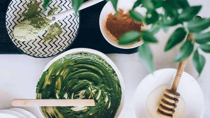 3. Green Tea And Honey Mask: This face mask refreshes the dull skin and reduces tiredness. It provides antioxidants while reducing inflammation and puffiness. Green Tea and Honey Mask hydrates and soothes the skin while giving it a dewy glow. (Image Source: Pinterest/helloglowblog)
