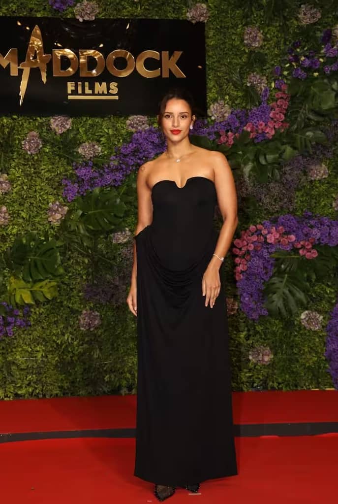 Bollywood Celebs Pics: મેડૉક ફિલ્મ્સે ગઈકાલે રાત્રે એક સ્ટાર-સ્ટડેડ ઇવેન્ટનું આયોજન કર્યું હતું. જેમાં બી ટાઉનના અનેક સ્ટાર્સ એક લુકમાં બીજા કરતા વધુ સારા જોવા મળ્યા હતા. તેમની તસવીરો હવે સોશિયલ મીડિયા પર વાયરલ થઈ રહી છે. ગઈકાલે રાત્રે મેડૉક ફિલ્મ્સની 20મી વર્ષગાંઠની ઉજવણી કરવા માટે ઘણા બી-ટાઉન સેલેબ્સ એક કરતાં બીજા સારા લુકમાં પહોંચ્યા હતા. વિકી કૌશલથી લઈને રશ્મિકા મંદાના, તૃપ્તિ ડિમરી અને સારા અલી ખાન સુધી સ્ટાર્સે લાઇમલાઇટ લૂંટી લીધી હતી. તૃપ્તિ ડિમરી મેડોક ફિલ્મ્સની સક્સેસ પાર્ટીમાં ઓફ-શોલ્ડર બ્લેક ગાઉનમાં પહોંચી હતી અને તે ખૂબ જ ગ્લેમરસ લાગી રહી હતી.