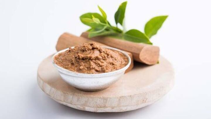 2. Sandalwood And Rosewater Mask: Sandalwood and rosewater has cooling properties that makes this mask ideal for the summer season. It's a fragrant blend that tones the skin naturally. This mask hydrates, soothes, and calms the irritation. It also reduces the breakouts and leaves the skin glowing. (Image Source: Pinterest/stylecraze)
