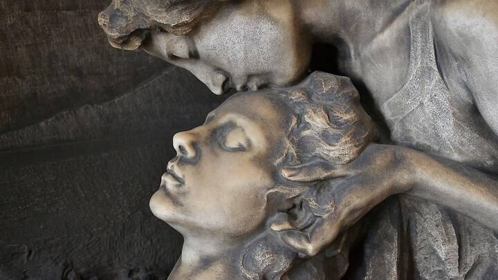 दस्तावेजों की मानें तो किस का इतिहास 1000 साल पहले का है, लेकिन रिसर्चर्स की मानें तो प्राचीन मध्य पूर्व में 4500 साल पहले लिप किस आम चलन में था.