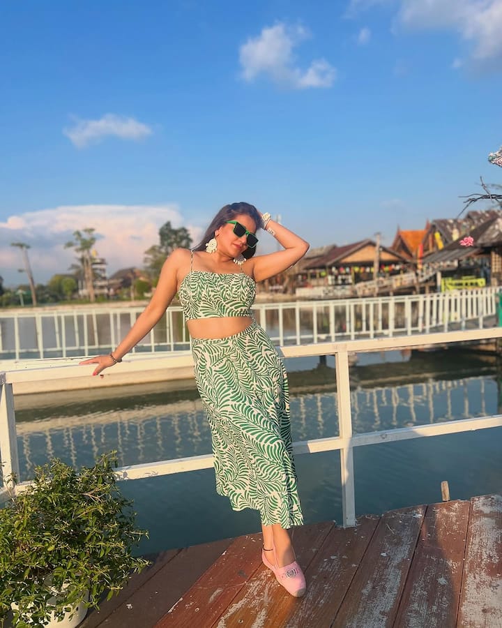 ट्यूब टॉप और स्कर्ट के साथ मैचिंग ईयररिंग्स और हाथ में ब्रेसलेट पहने मोनालिसा बेहद प्यारी लग रही थीं.