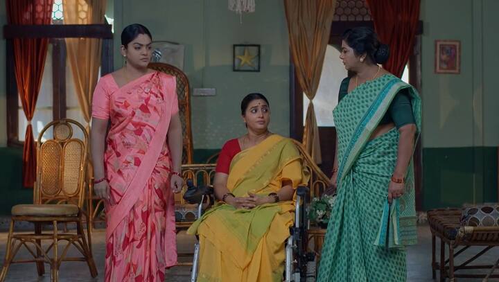 కాంచన, అనసూయ.. గౌతమ్​ తప్పు చేశాడని.. ఇప్పుడు అతను మాట్లాడే విధానం చూస్తే అర్థమవుతుందని దీపతో అంటారు. కార్తీక్​కి చెప్పమంటే దీప వద్దంటుంది. అయితే నువ్వు ఇకపై ఏ పని చేసినా నాకు చెప్పి చేయాలని మాట తీసుకుంటుంది. (Image Credit: jio+ Hotstar)