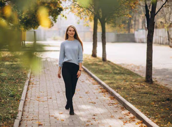 ਖਾਣਾ ਖਾਣ ਤੋਂ ਤੁਰੰਤ ਬਾਅਦ ਤੁਰਨ ਨਾਲ ਤੁਹਾਡੀਆਂ ਬਾਹਾਂ ਅਤੇ ਲੱਤਾਂ ਵਿੱਚ ਖੂਨ ਤੇਜ਼ ਵਗਦਾ ਹੈ, ਜਿਸ ਨਾਲ ਪਾਚਨ ਕਿਰਿਆ ਵਿੱਚ ਸਮੱਸਿਆ ਆਉਂਦੀ ਹੈ। ਇਸ ਲਈ, ਖਾਣਾ ਖਾਣ ਤੋਂ ਤੁਰੰਤ ਬਾਅਦ ਤੁਰਨ ਨਾਲ ਪਾਚਨ ਸੰਬੰਧੀ ਸਮੱਸਿਆਵਾਂ ਹੋ ਸਕਦੀਆਂ ਹਨ। ਇਸ ਕਾਰਨ ਤੁਹਾਨੂੰ ਉਲਟੀਆਂ, ਜੀਅ ਕੱਚਾ ਹੋਣਾ,  ਕੜਵੱਲ, ਪੇਟ ਦਰਦ ਅਤੇ ਕਬਜ਼ ਵਰਗੀਆਂ ਕਈ ਵੱਡੀਆਂ ਸਮੱਸਿਆਵਾਂ ਦਾ ਸਾਹਮਣਾ ਕਰਨਾ ਪੈ ਸਕਦਾ ਹੈ।