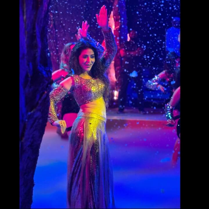 తాజాగా మ్యాడ్ స్క్వేర్ సినిమాలో కూడా చిన్న రోల్ చేసింది. పెద్ద రోల్స్ చేసే అవకాశాలు రాకపోవడంతో వీటితో సరిపెట్టుకుంటుంది ప్రియాంక.  (Image Source : Instagram/Priyanka Jawalkar)