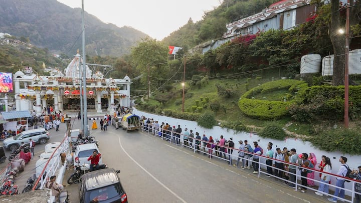 माता वैष्णो देवी के दर्शन के लिए आए श्रद्धालुओं को कटरा में 34 डिग्री तापमान में यात्रा करनी पड़ रही है.