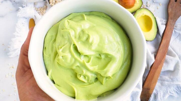 5. Avocado And Honey Mask: This face mask blends together the creamy avocado along with rich honey that creates a nourishing face mask. It cools and soften the skin which provides a radiant glow. This face mask is packed with antioxidants that provides nourishment to the skin. (Image Source: Pinterest/BEandThings)