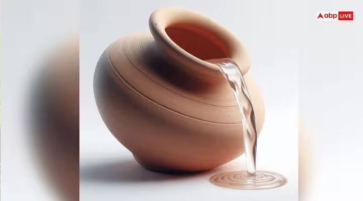 वास्तूशास्त्रानुसार, मातीचा माठ भरण्यासाठी उत्तर-पूर्व किंवा उत्तर दिशा चांगली मानली जाते. याचं कारण म्हणजे याची दिशा जलचे देवता वरुण देवाची आहे.