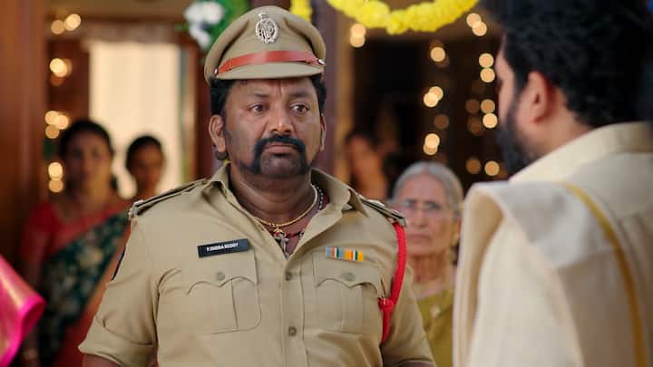 నాకు ఓ అమ్మాయి కాల్ చేసి ఈ విషయం చెప్పి మంచి పని చేసింది. లేదంటే మీరంతా కలసి బలవంతంగా ఈ పెళ్లి చేసేవారు అంటాడు పోలీసు. ఎవరు కాల్ చేశారని ఆరాతీస్తారు కానీ పోలీసు మాత్రం చెప్పడు. పార్థు కట్టరా తాళి అని ఆదేశిస్తాడు.