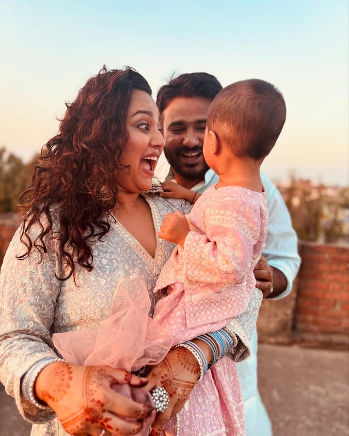 Swara is very active on social media. Where she keeps sharing many beautiful pictures with her husband and daughter.