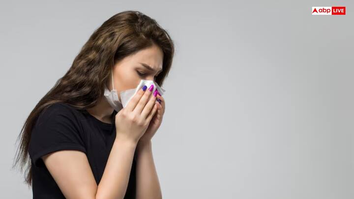 सर्दी खांसी से आराम - अजवाइन बलगम निकालकर गले को साफ करने का काम करती है. वहीं, पान का पत्ता गले की सूजन को कम कर सकता है. ऐसे में इन दोनों का मिश्रण सर्दी खांसी से आराम दिलाने में परफेक्ट साबित हो सकता है.