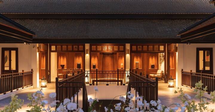 The villa can accommodate up to 12 guests, exclusively hosting one group at a time, offering total seclusion and an intimate experience.