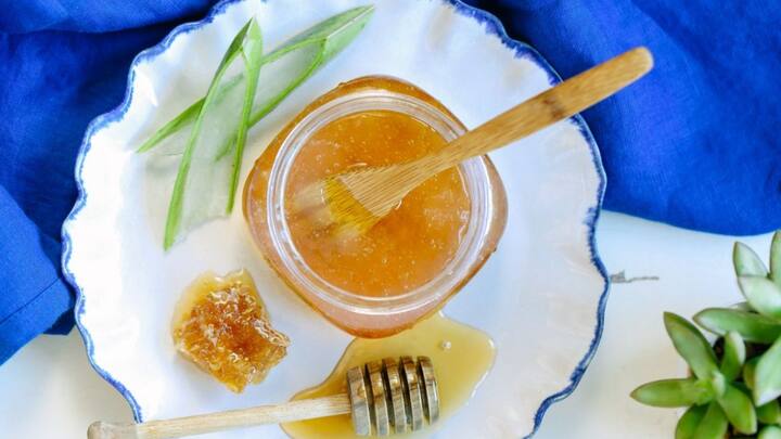 7. Aloe Vera And Honey Mask: It is a soothing face mask that provides hydration to the skin. It blends together fresh aloe vera along with honey which helps in locking in moisture. This face mask heals minor blemishes and soften the skin naturally. It promotes a natural glow and reduces redness. (Image Source: Pinterest/livesimplymom)