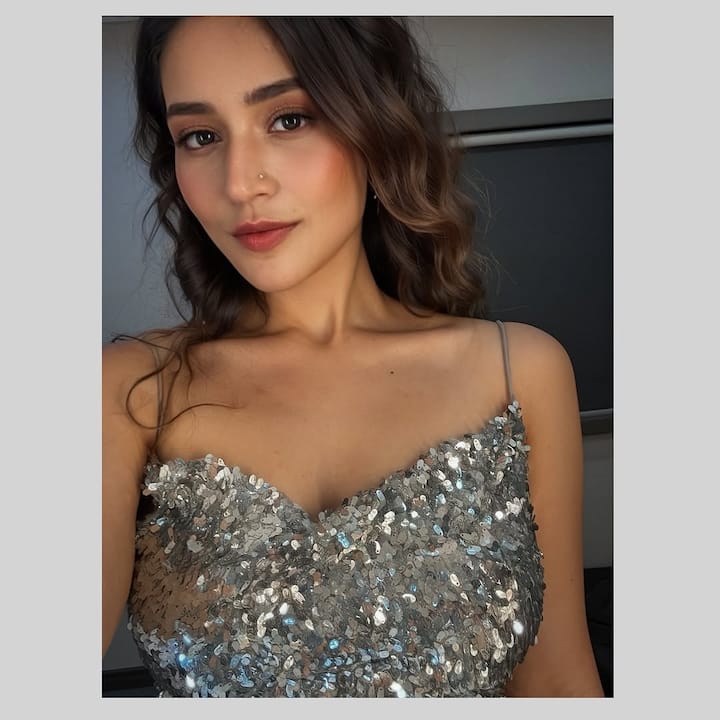 తర్వాత తిమ్మరసు, ఎస్​ ఆర్ కళ్యాణమండపం, గమనం సినిమాల్లో చేసింది. టిల్లూ స్క్వేర్​లో కూడా చిన్న రోల్​లో కనిపించింది.(Image Source : Instagram/Priyanka Jawalkar)