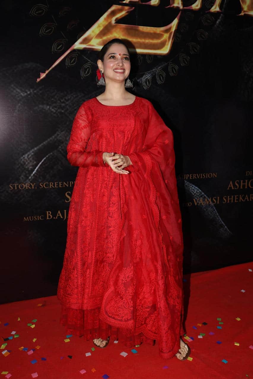 Odela 2 Trailer: 'ओडेला 2' का ट्रेलर आउट, लाल सूट और बालों में गुलाब का गजरा लगाकर लॉन्च इवेंट में पहुंचीं तमन्ना भाटिया