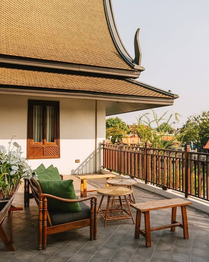 Guests can enjoy a range of curated cultural experiences, including private boat tours of the Wat Suwannaram temple and the Bangkok Noi canal, offering an authentic Thai experience.