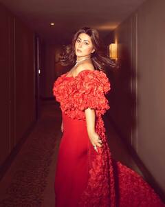 Hina Khan Pics: ડીપનેક રેડ ગાઉનમાં હિના ખાને કરાવ્યું ગ્લેમરસ ફોટોશૂટ, જુઓ તસવીરો