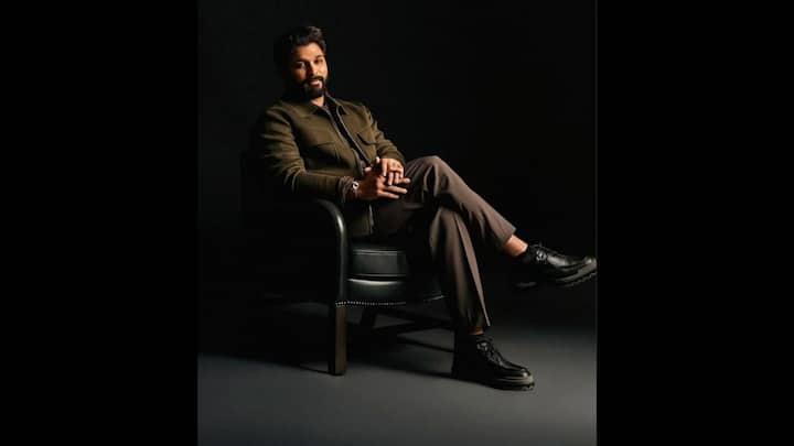 6. Earth Toned Attire: Allu Arjun exuded sophistication in a dark olive jacket, brown trousers, and black leather shoes. His classy outfit had a minimalistic vibe that gave him a timeless and stylish look. (Image Source: Twitter/@Jami_PreethJaan)