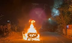 अकोल्यातील बर्निंग कारचा थरार, शॉर्ट सर्किटमुळं लागली आग