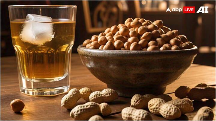 हालांकि, वेज या या नॉनवेज आपको हर जगह चखने में मूंगफली (पीनट्स) और चने जरूर मिलेंगे, लेकिन क्या आप जानते हैं कि चखने में मूंगफली और चने में आपकी सेहत के लिए क्या अच्छा है?