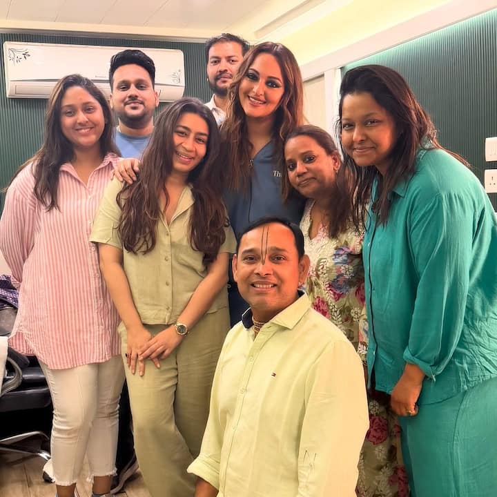 सोनाक्षी सिन्हा अपने काम के साथ सोशल मीडिया पर खासी एक्टिव रहती हैं. हाल ही में एक्ट्रेस ने अपने फिल्म ‘जटाधारा’ की रैपअप तस्वीरें फैंस के साथ शेयर की.