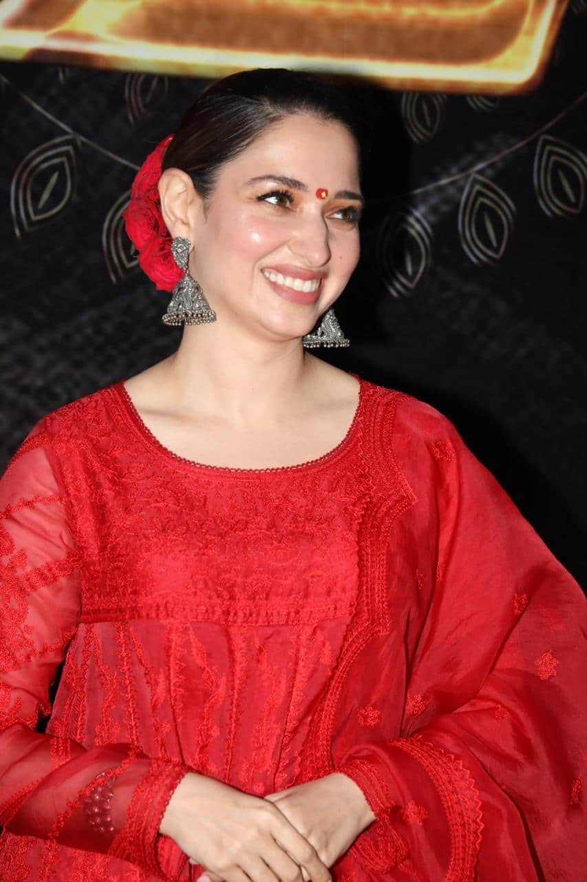 Odela 2 Trailer: 'ओडेला 2' का ट्रेलर आउट, लाल सूट और बालों में गुलाब का गजरा लगाकर लॉन्च इवेंट में पहुंचीं तमन्ना भाटिया