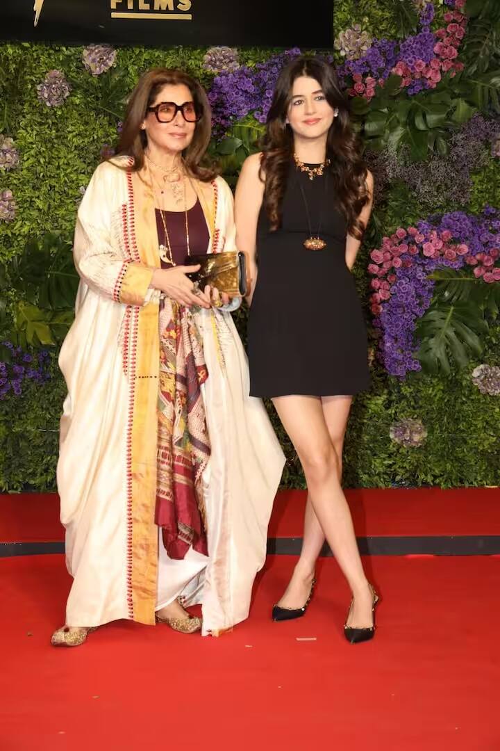 આ પાર્ટીમાં અભિનેત્રી ડિમ્પલ કાપડિયા પણ સામેલ થઈ હતી. તે તેની પૌત્રી નૌમિકા સરન સાથે જોવા મળી હતી.