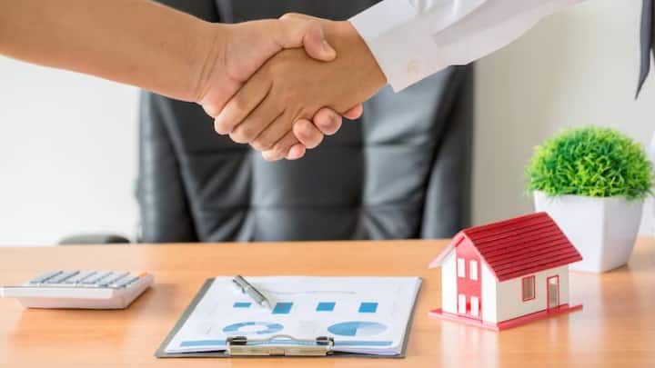 এই কারণে আপনার যদি কোনও লোন চলে, তাহলে সেই লোনের ইএমআই কমানো হবে ব্যাঙ্কের তরফে।