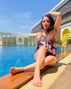 Pics: થાઇલેન્ડમાં મોનાલિસાએ બતાવ્યો ગ્લેમરસ અવતાર, પૂલમાં ડુબકી લગાવી ફ્લૉન્ટ કર્યુ ફિગર