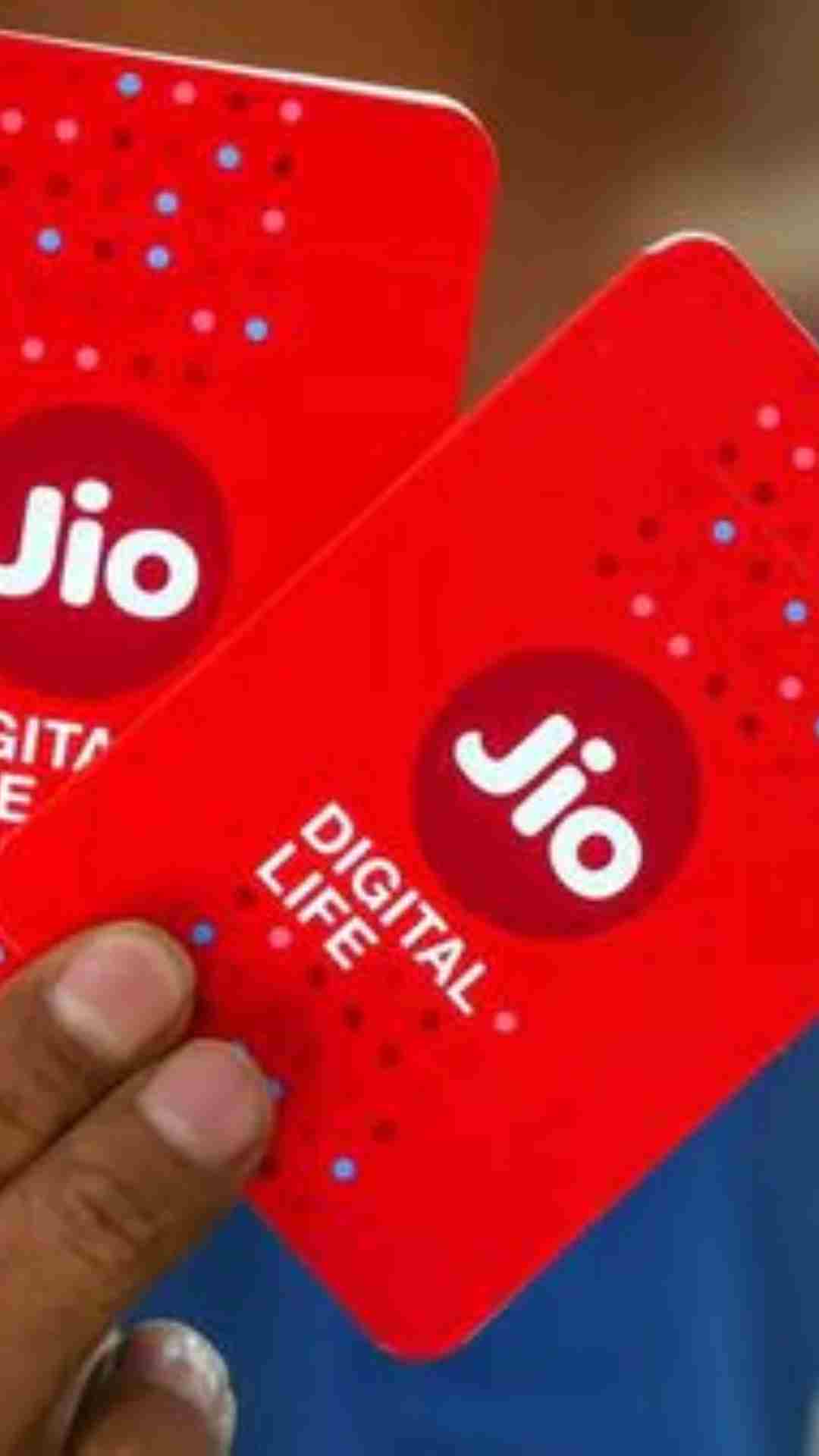 Jio का 90 दिनों की वैलिडिटी वाले प्लान की कीमत 899 रुपये है. इस प्लान में यूजर्स को सभी नेटवर्क पर अनलिमिटेड कॉल मिलती है.