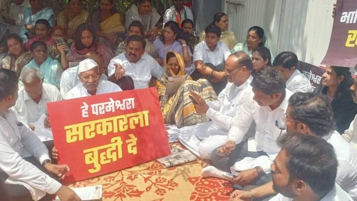 सुप्रिया सुळे यांनी आज (दि. 9 एप्रिल) सकाळी 10 वाजता जिल्हाधिकारी कार्यालय, पुणे येथे उपोषणाला सुरुवात केली. यावेळी त्यांनी माध्यमांशी संवाद साधला. त्या म्हणाल्या की आम्ही रस्ता दुरुस्तीची वारंवार मागणी करतो आहोत पण याची दखल घेतली जात नाही, तारीख पे तारीख दिली जात आहे. असं त्यांनी सांगितले.