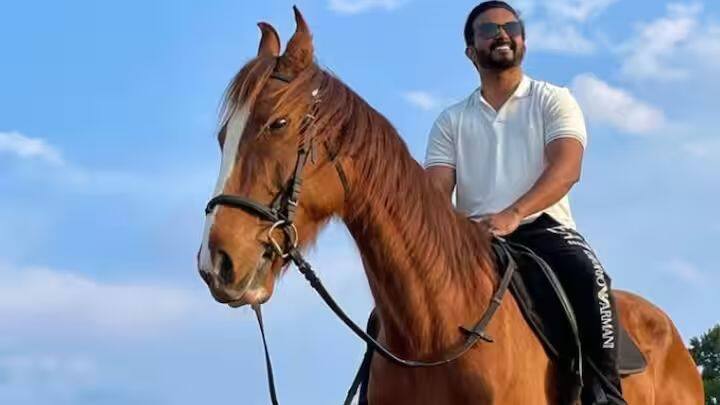 केदार जाधवनेही आयपीएलमधून कोट्यवधी रुपये कमावले. इंडियन प्रीमियर लीगमध्ये त्याची सर्वाधिक कमाई सीएसकेकडून झाली, ज्याने त्याला तीन हंगामांसाठी 7.8 कोटी रुपये दिले.