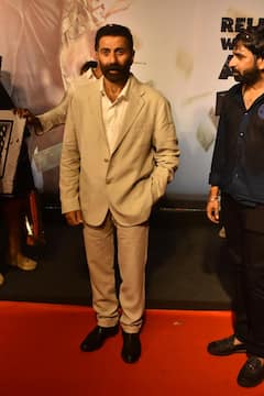 Jaat Screening: ट्रांसपेरेंट ड्रेस पहन रेजिना कैसेंड्रा ने लूटी महफिल, गोल्डन गर्ल बनकर पहुंचीं उर्वशी रौतेला, देखें तस्वीरें