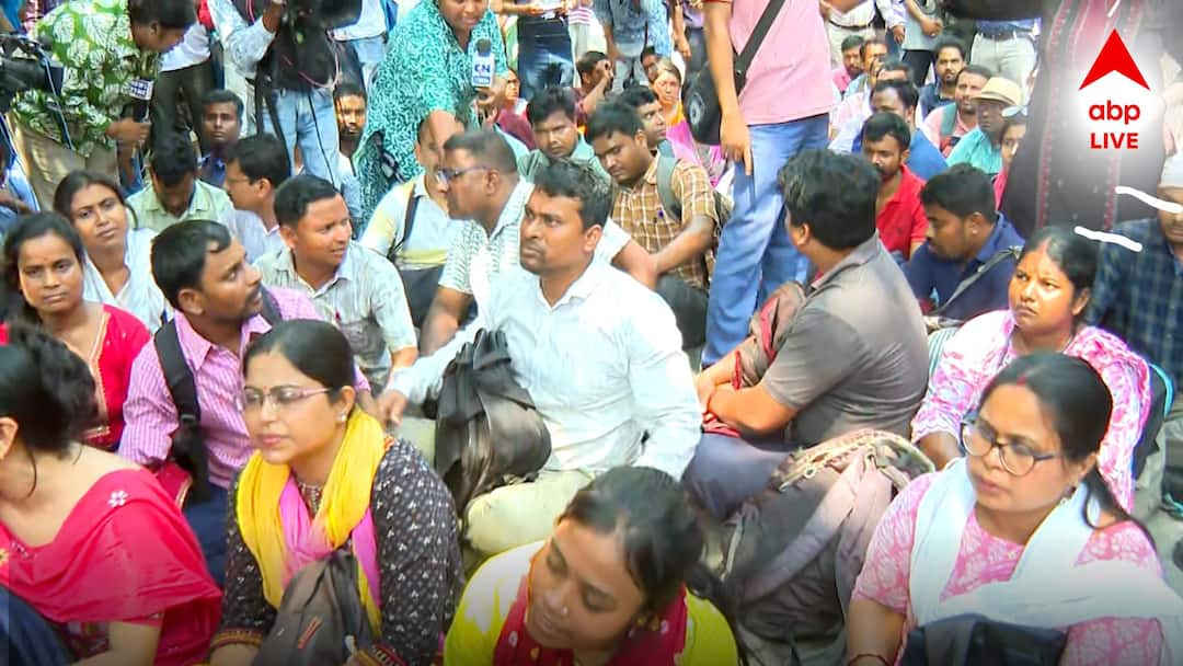 Teachers Protest Agitation on job less issue in front of ssc office SSC Teachers Protest: 'কোনও ভলান্টিয়ার সার্ভিস দেব না, উচ্চ শিক্ষিত হয়েও রাস্তায় বসতে হচ্ছে', বিক্ষোভ চাকরিহারাদের